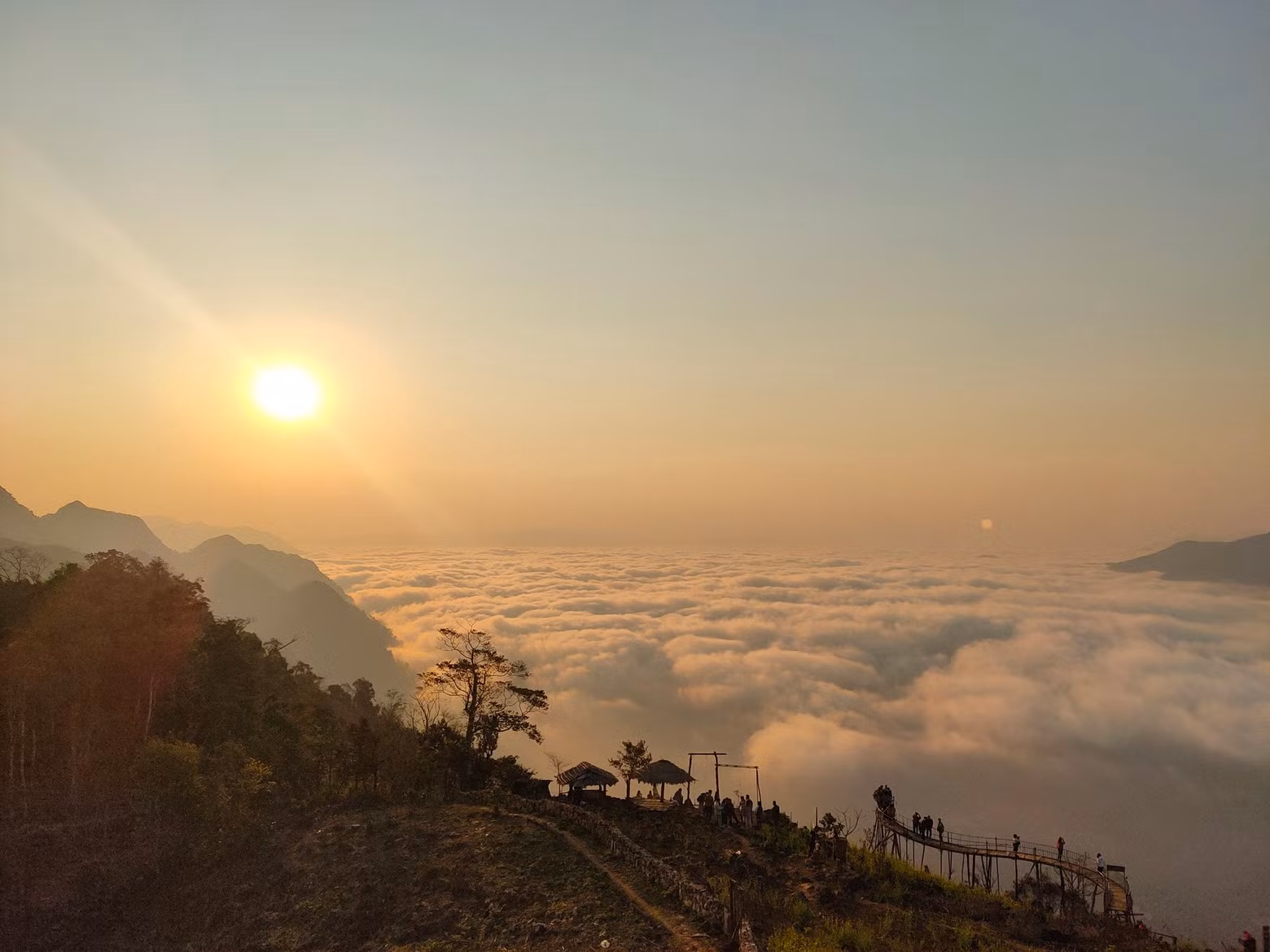 Catching the sunrise at Hang Kia, visitors will see the scene of the sun shining down on the sea of clouds, which creates a very beautiful soft pink-orange colour. After the sun rises, the clouds turn white and swirl around the undulating mountain peaks.