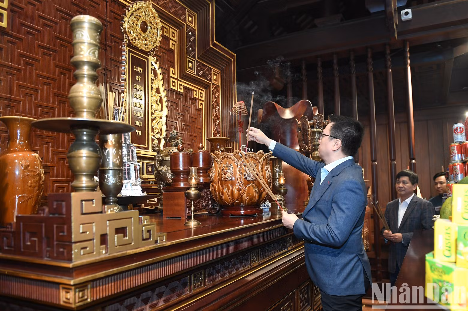 Editor-in-Chief Le Quoc Minh offered incense at the Martyrs' Temple at the Dien Bien Phu Battlefield. Editor-in-Chief Le Quoc Minh offered incense at the Martyrs' Temple at the Dien Bien Phu Battlefield.