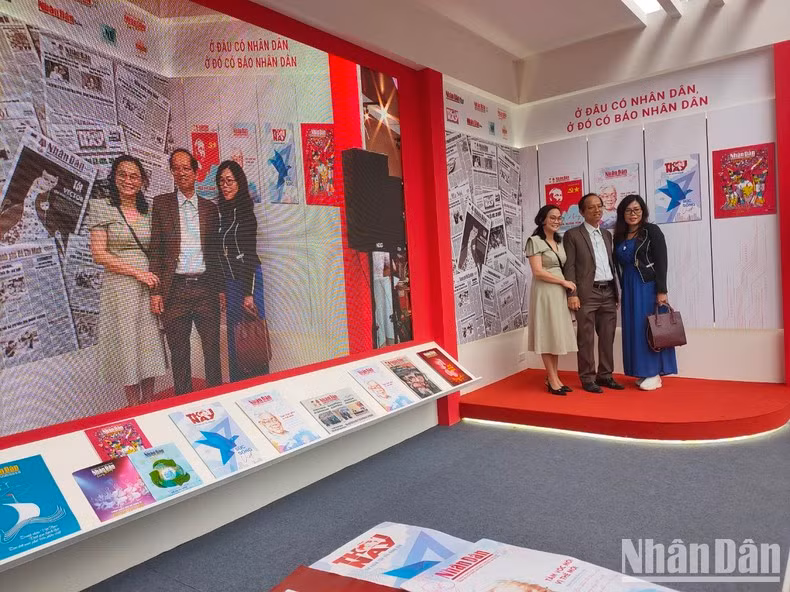 Visitors have been enjoying the "taking photo" effect at the Nhan Dan Newspaper booth. Within the framework of the National Press Festival, Nhan Dan Newspaper also organised a quick composition photo contest with the theme "Beautiful moments of the 2023 National Press Festival" to capture moments of the festival.