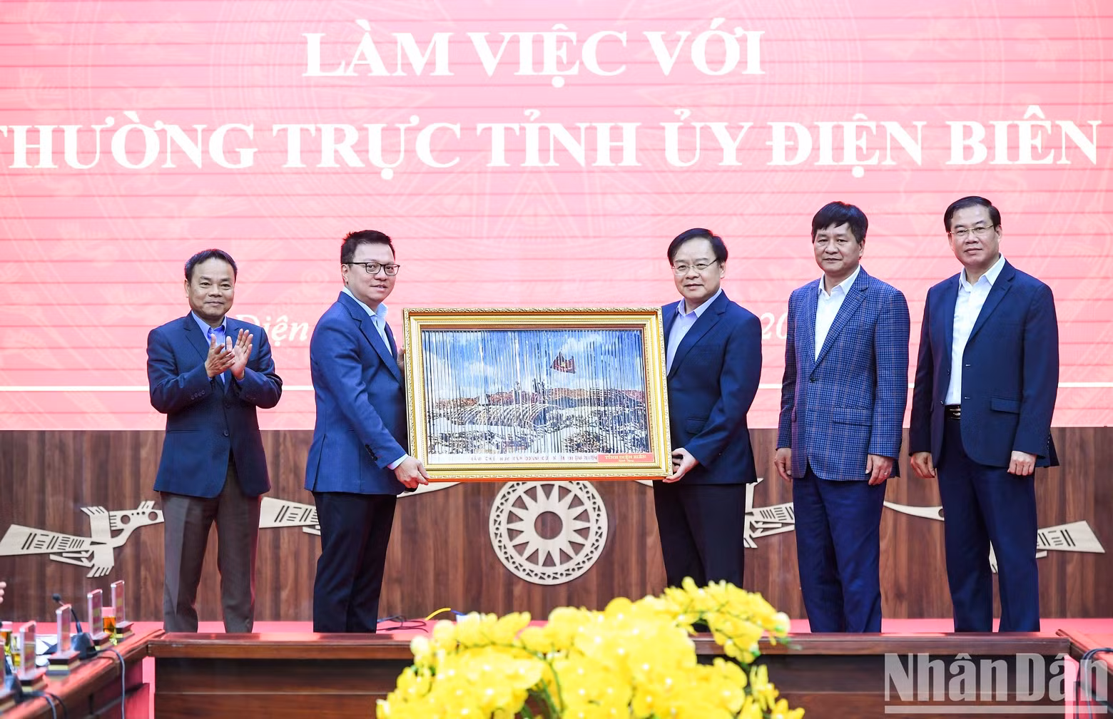 Dien Bien province presents souvenirs to the delegation of Nhan Dan Newspaper. Dien Bien province presents souvenirs to the delegation of Nhan Dan Newspaper.