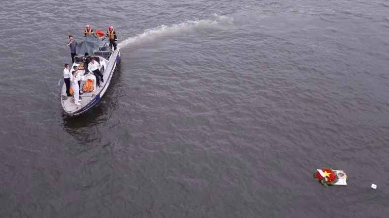 Memorial wreaths were dropped into the sea, commemorating the heroes and martyrs of Gac Ma.