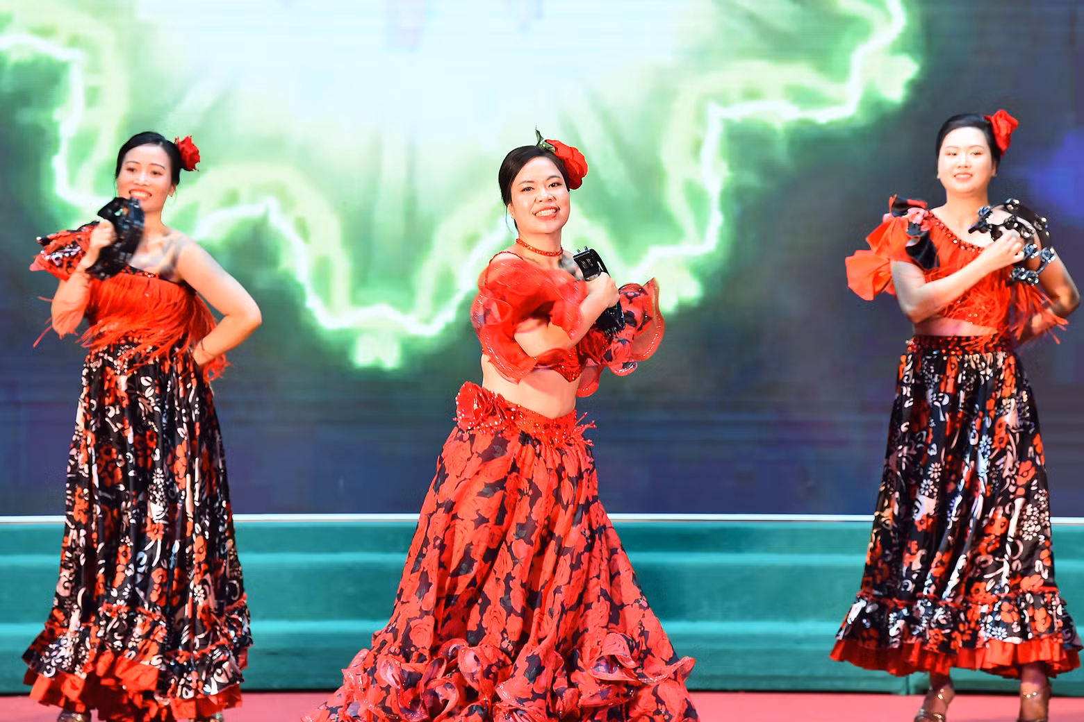 Female soldiers who are used to wearing military uniforms or white blouses, now have the opportunity to show off their talents in many different artistic fields.