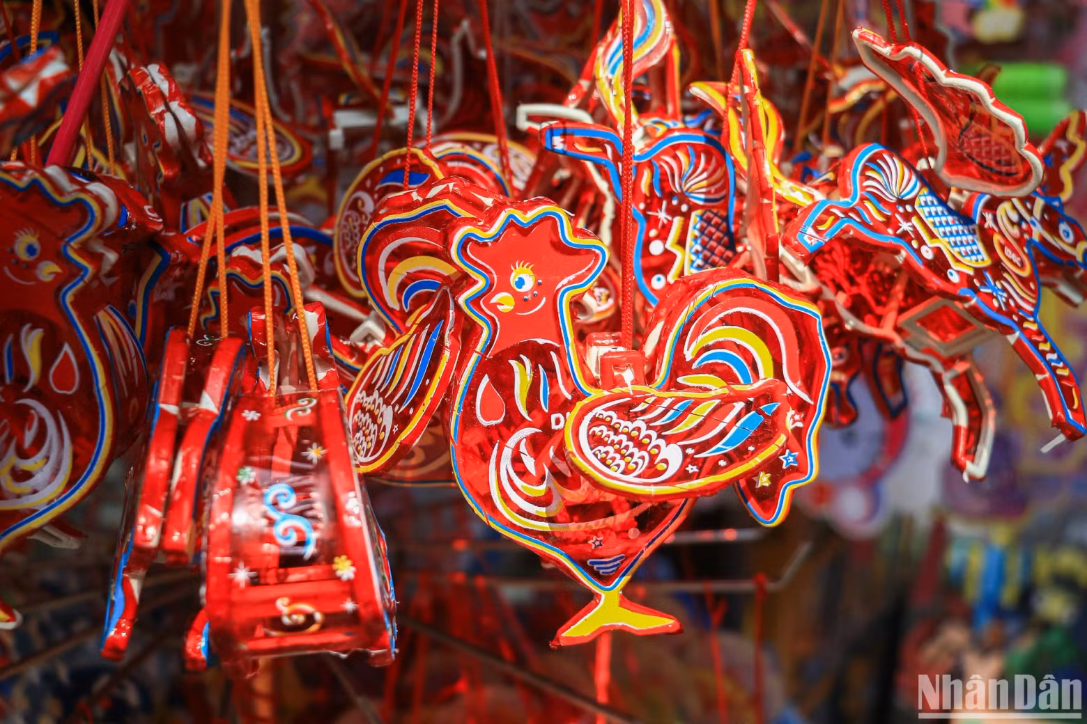 Some animal-shaped lanterns are designed to be small in size, replacing the bamboo frame with a plastic bar with flexible joints.