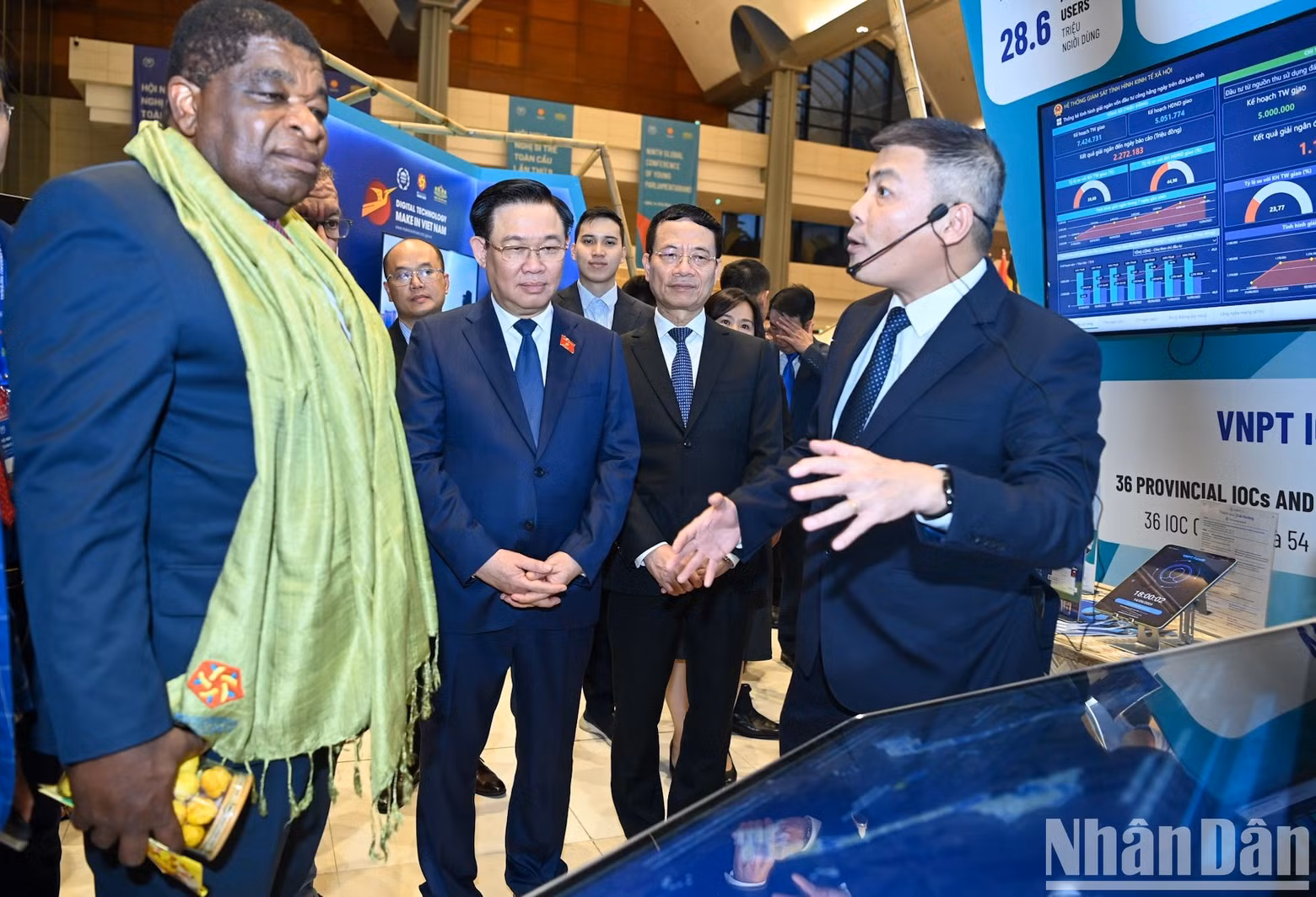 VNPT Group staff introduces technology products to the National Assembly Chairman and delegates. VNPT Group staff introduces technology products to the National Assembly Chairman and delegates.