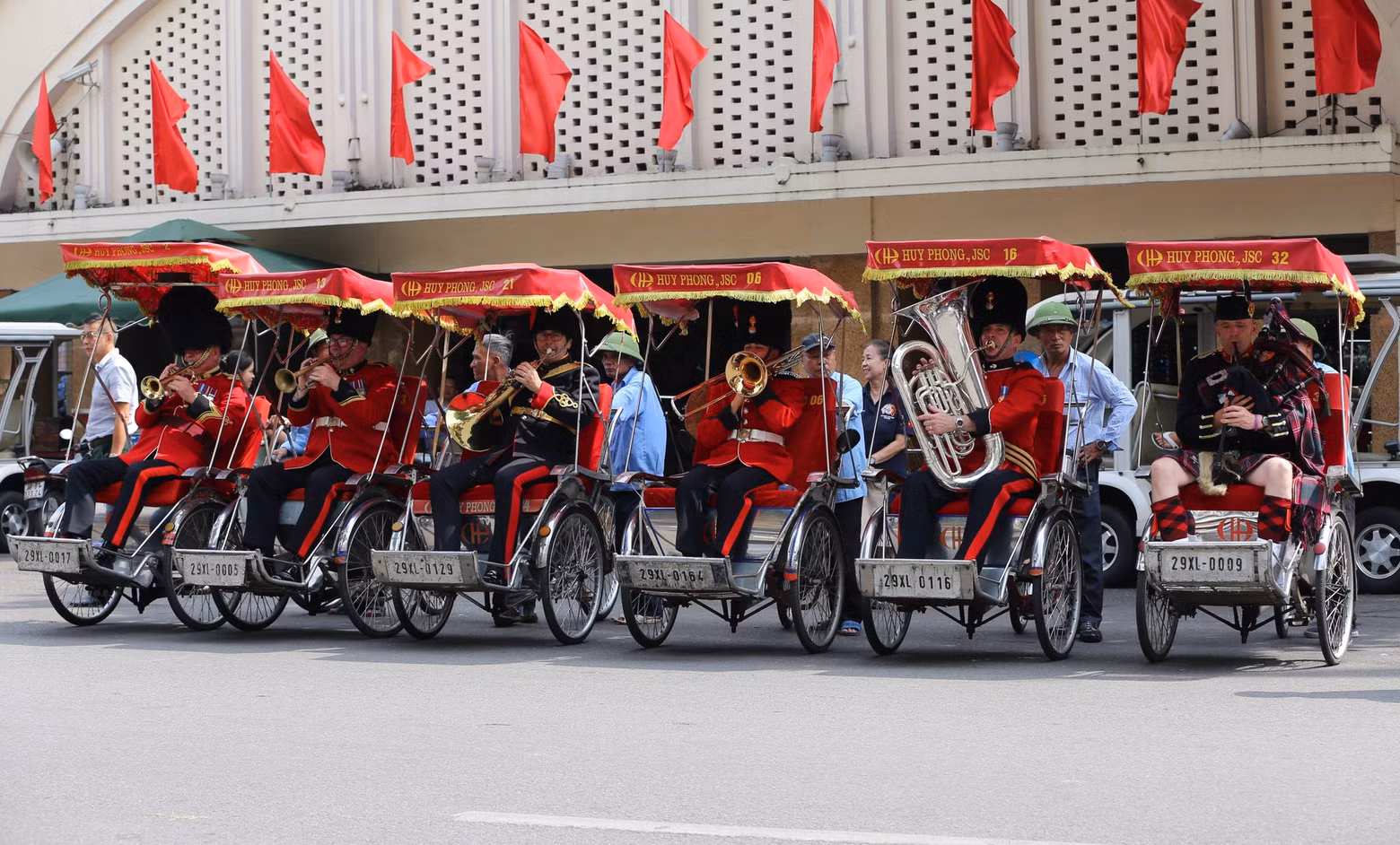 The musicians stopped and performed in front of Dong Xuan Market.