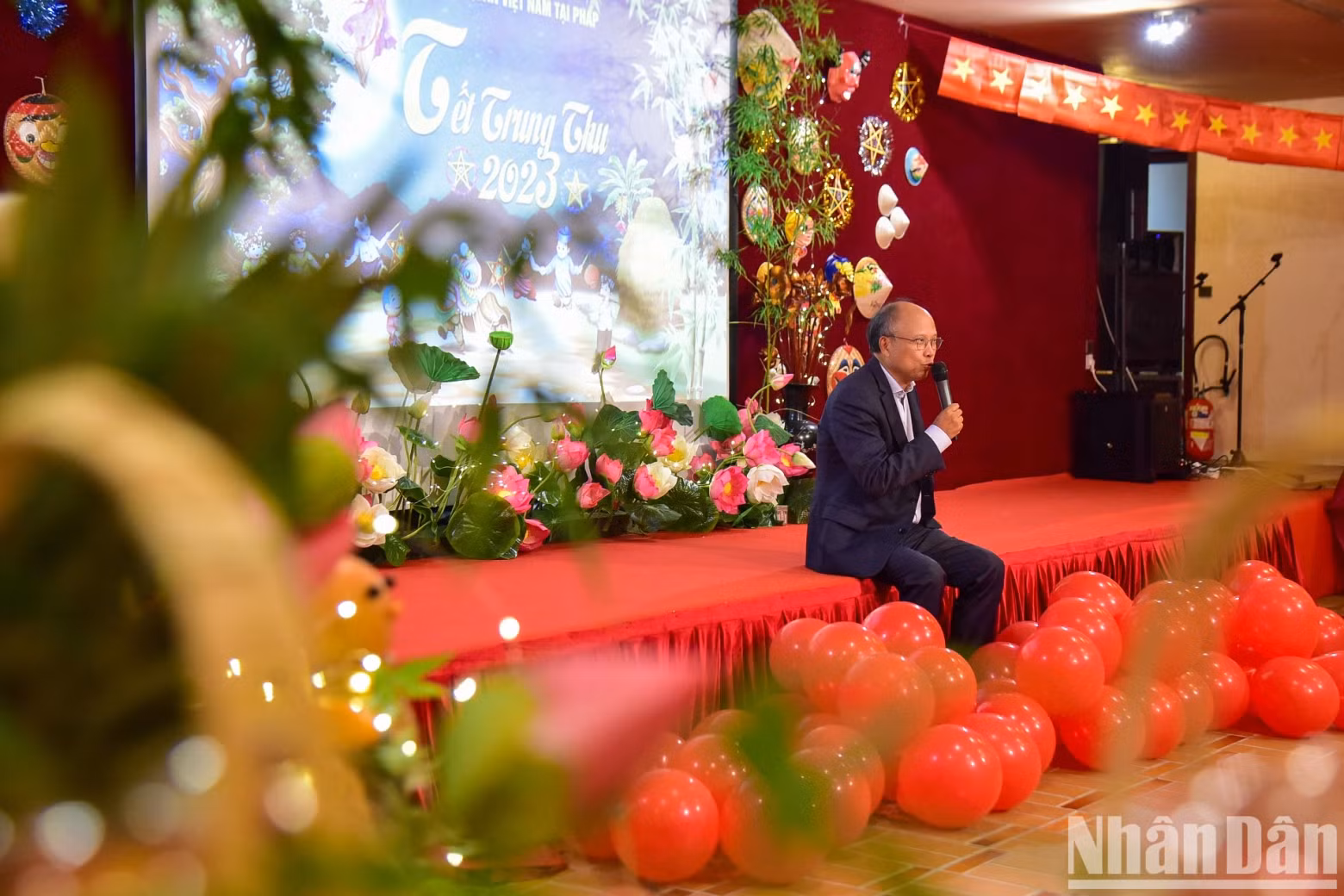 Vietnamese Ambassador to France Dinh Toan Thang sent wishes of good health and good study to the children on the occasion of the new school year.