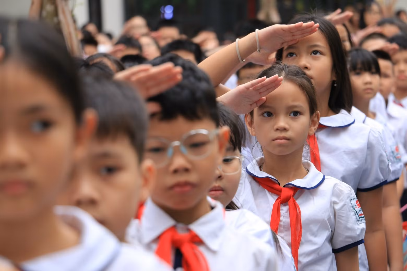 Many young people are unfamiliar with the school and class, so they are filled with anxiety before the bustling atmosphere of their first school opening day. (Photo: NAM NGUYEN)