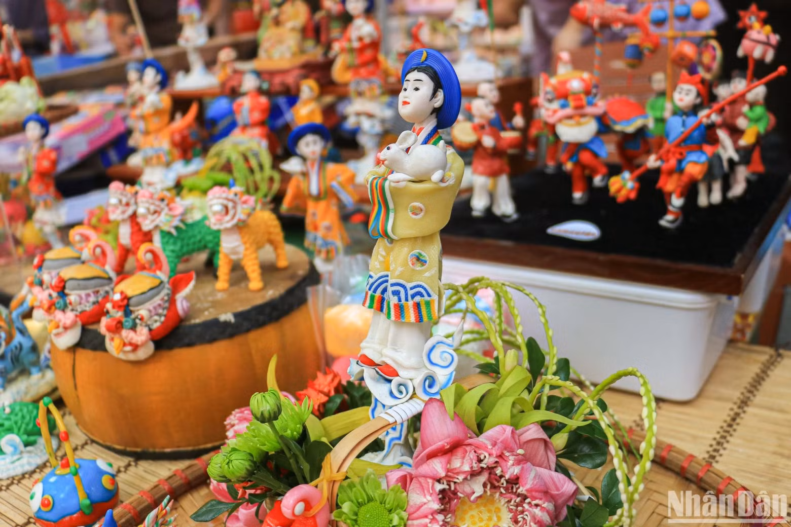 Each line on the 'to he' model of the 'Chi Hang' (Moon goddess) and rabbit was carefully and meticulously moulded by the artist. The combination with lotus flowers in the work further emphasizes the cultural beauty of the Vietnamese people.