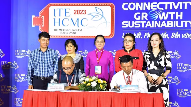 Quang Ninh Tourism Association and G7 Travel Association signed a cooperation agreement. (Photo: Organising board)