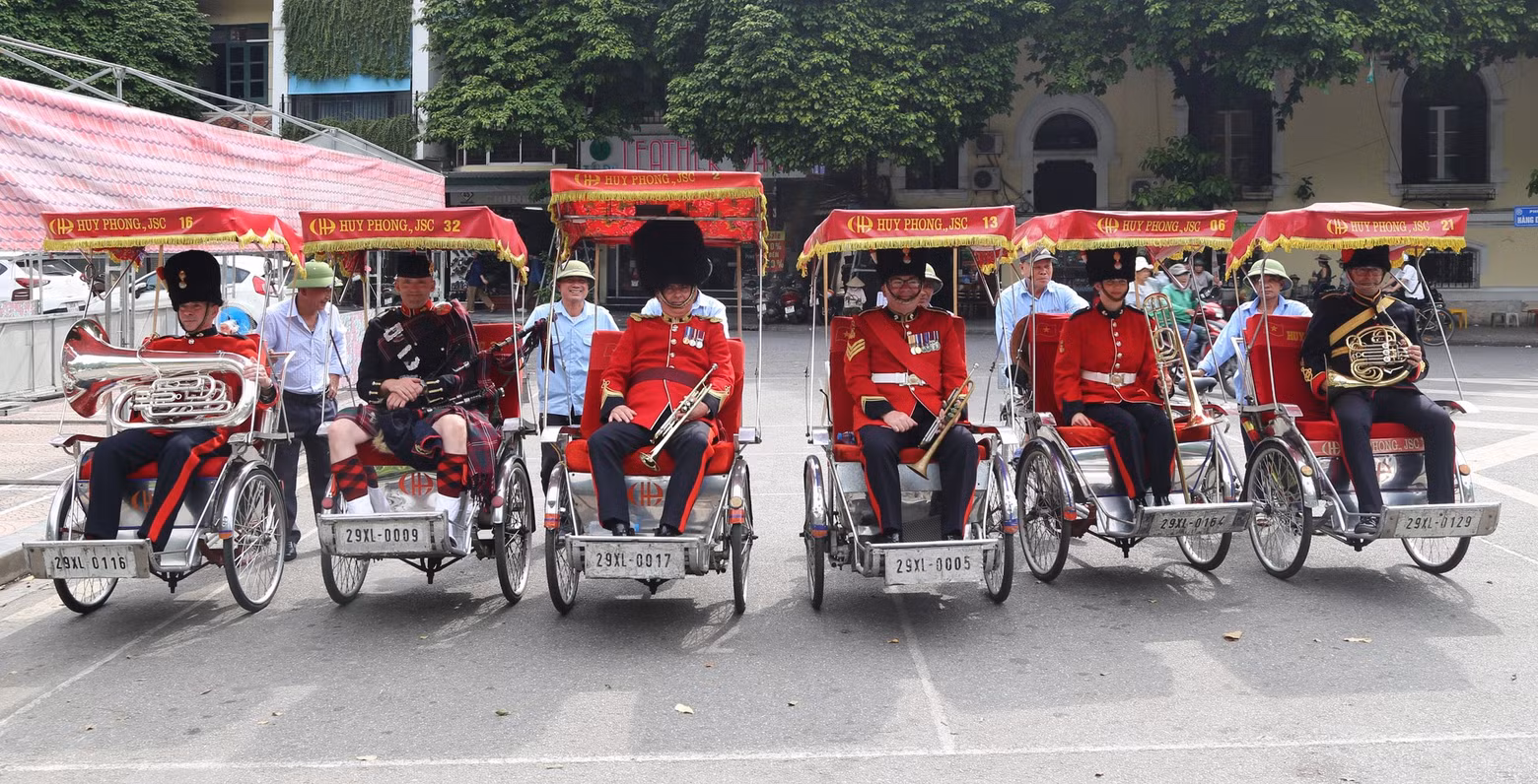 UK Military Band take souvenir photos