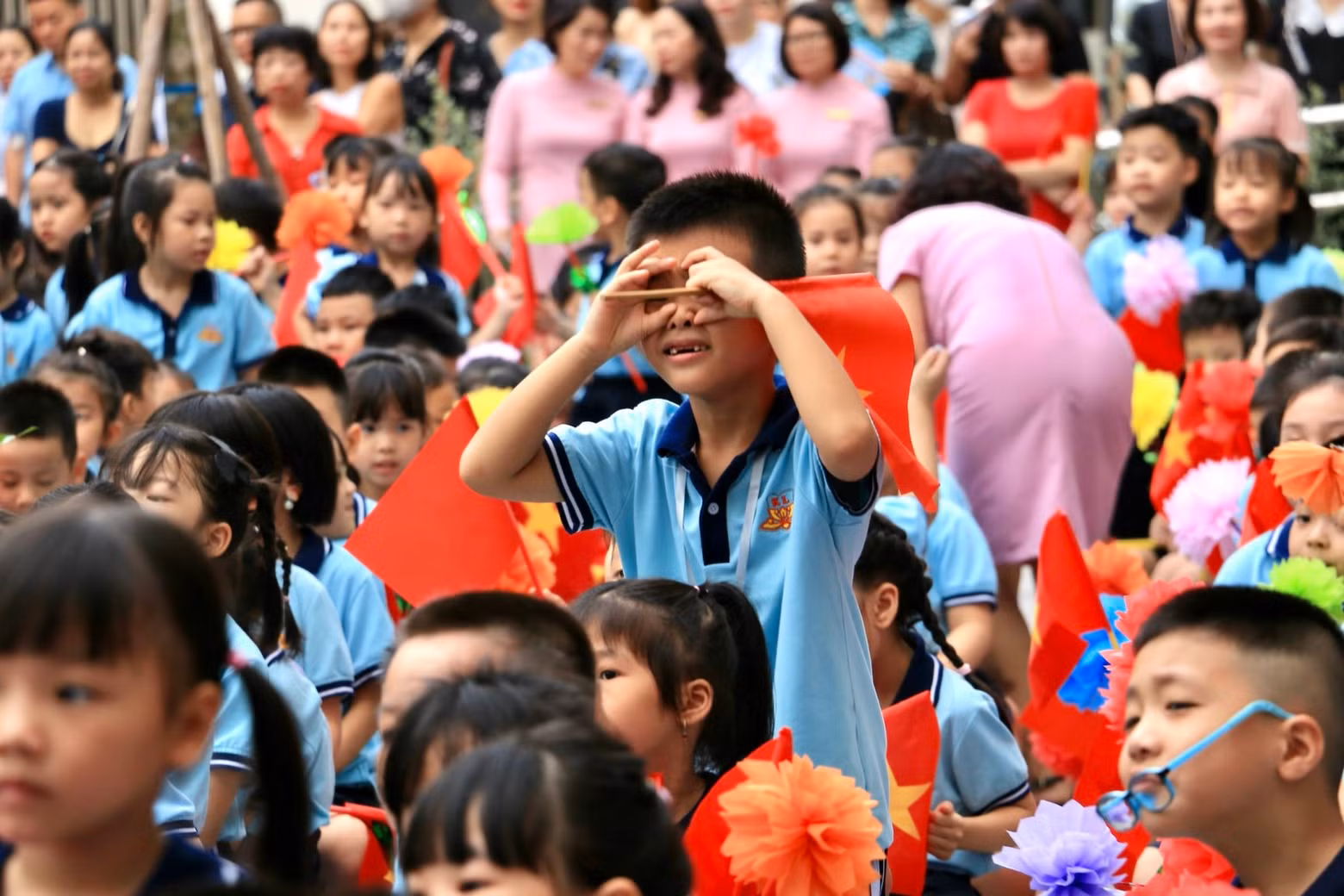But there are also cute little boys and girls making jokes with their friends. (Photo: NAM NGUYEN)