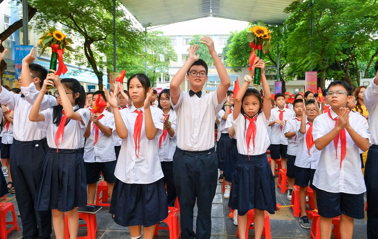 The joy of students at Hoang Hoa Tham Secondary School. (Photo: THANH DAT)