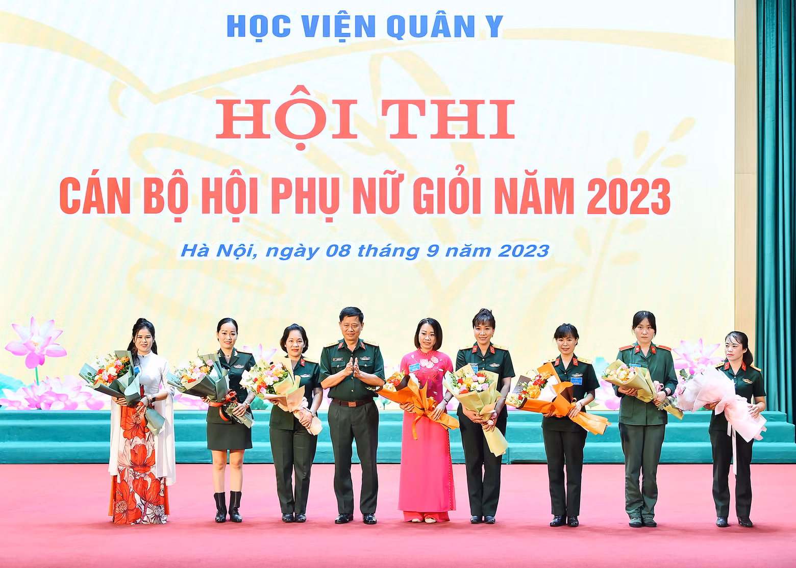 Colonel Nguyen Van Nam, Standing Member of the Party Committee, and Deputy Political Commissar of the Military Medical Academy, presented flowers to the representatives of eight teams participating in the competition.
