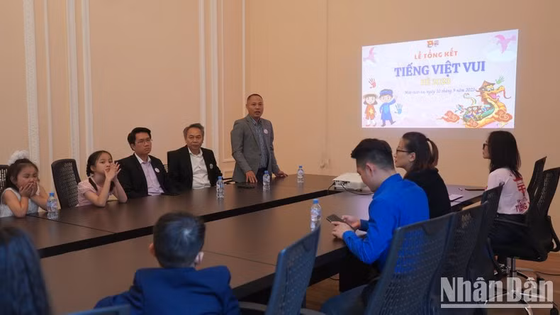 Nguyen Hai Dang (standing), Deputy Secretary of the Vietnamese Party Committee in Russia, spoke at the event. (Photo: XUAN HUNG) Nguyen Hai Dang (standing), Deputy Secretary of the Vietnamese Party Committee in Russia, spoke at the event. (Photo: XUAN HUNG)