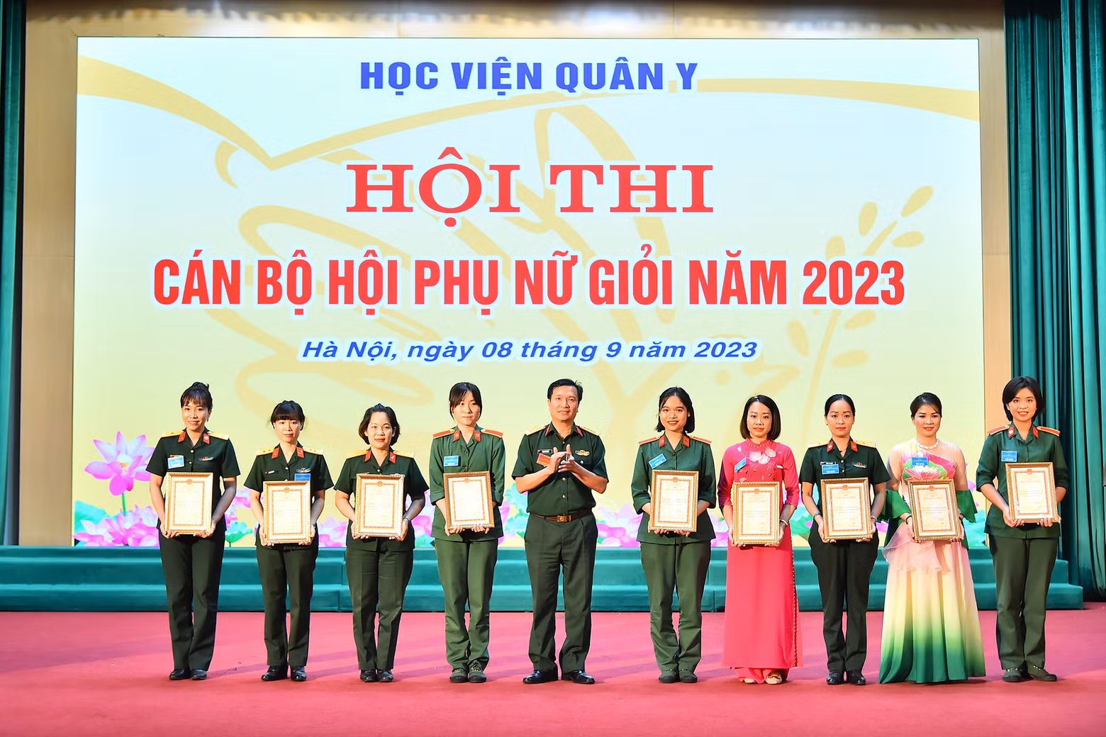 Colonel Doan Van Mau, Deputy Head of Politics of the Military Medical Academy, and Deputy Head of the Organizing Committee of the contest, awarding certificates to individuals with outstanding achievements.