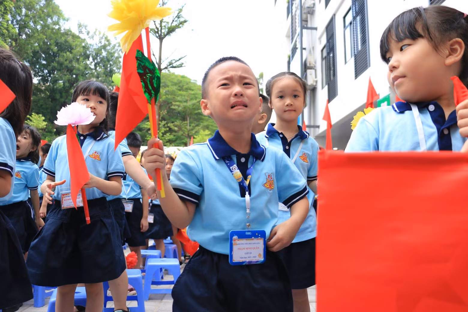 Grade 1 entered their first year of school with many surprises. Many children burst into tears at the back-to-school ceremony. In the photo, students at Kim Lien Primary School are confused on their first day of class. (Photo: NAM NGUYEN)