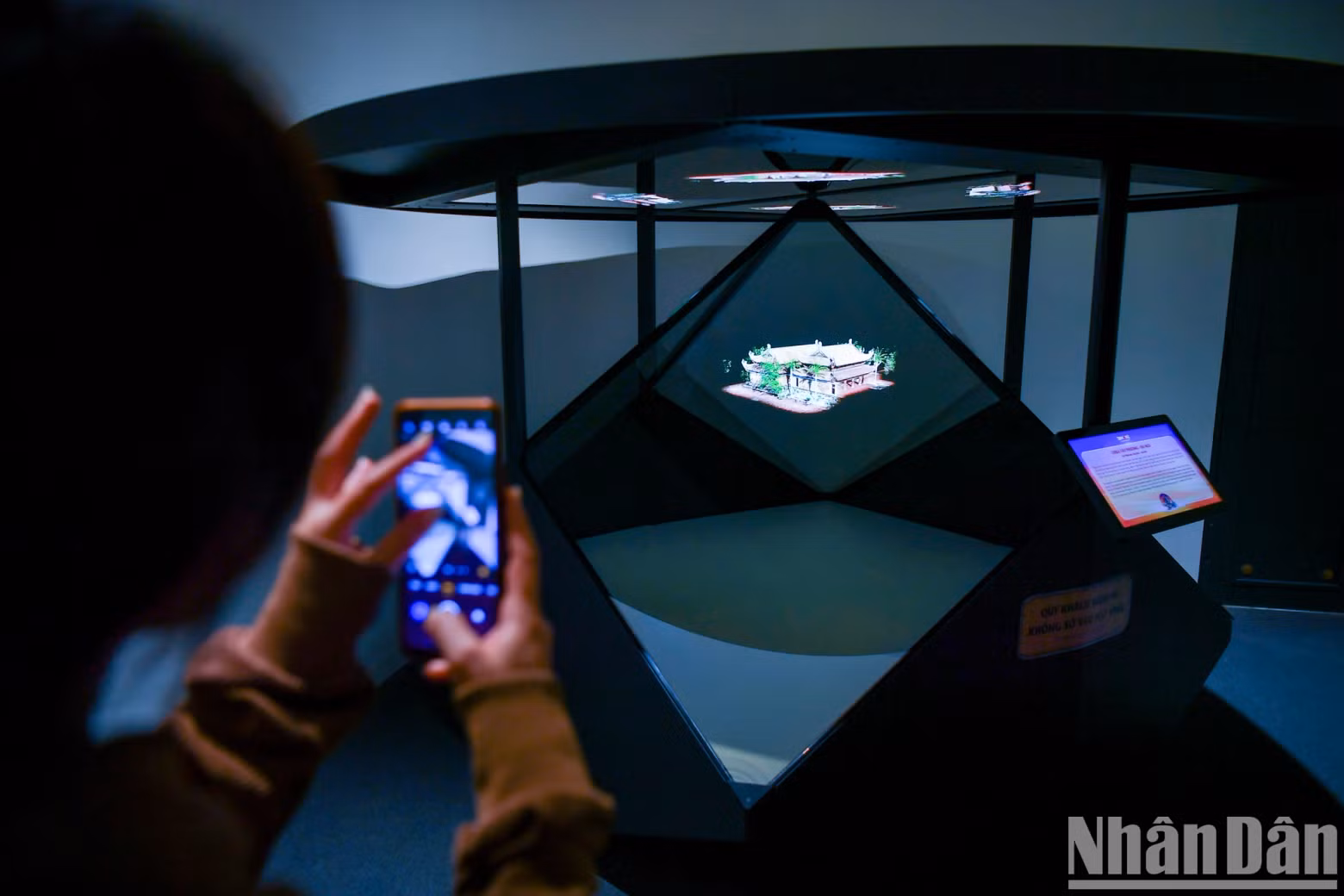 Visitors can admire and explore famous ancient temples in Vietnam through Holographic technology. This is a technology that creates 3-dimensional images floating in the air, helping viewers observe 360-degree floating images without using a projection screen or using specialized glasses. With 16 holographic projection devices, models of 16 famous pagodas in Vietnam such as Bo Da pagoda, Vinh Nghiem, Phat Tich, Huong pagoda, But Thap, Thien Mu are recreated extremely vividly.