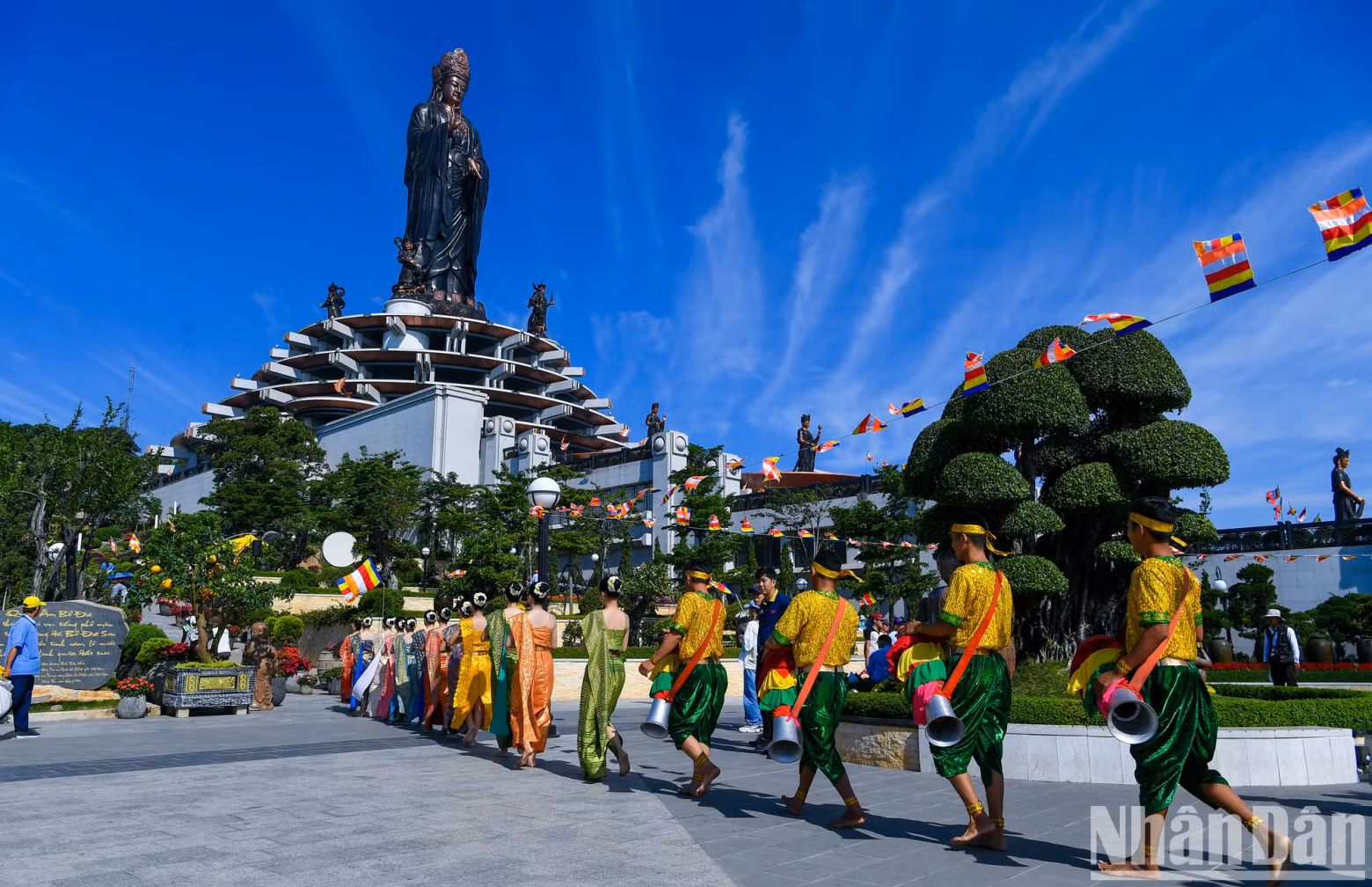 Besides the magnificent architectural artifacts, visitors coming to Ba Den Mountain will also enjoy unique art programs which bear the characteristics of Tay Ninh province.
