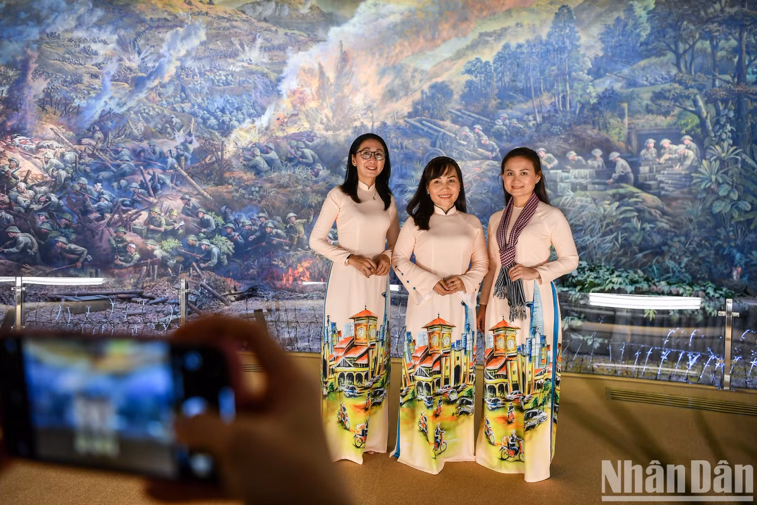 Everyone wants to save a souvenir photo with a historical panorama painting.