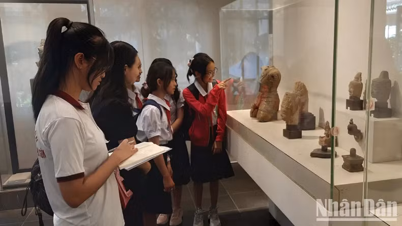 Ho Chi Minh City students visit the Ho Chi Minh City History Museum.