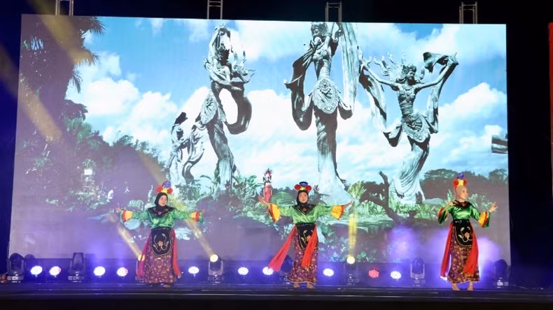 With sweet melodies and unique traditional dances, the performance troupe vividly recreated the story of the identity and history of the colourful country of Indonesia for the audience.
