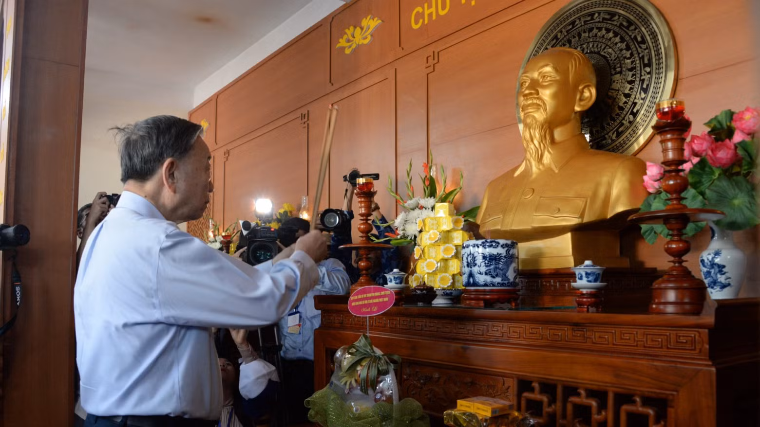 General Secretary and President To Lam offers incense at Uncle Ho's Memorial House on Con Co Island. General Secretary and President To Lam offers incense at Uncle Ho's Memorial House on Con Co Island.