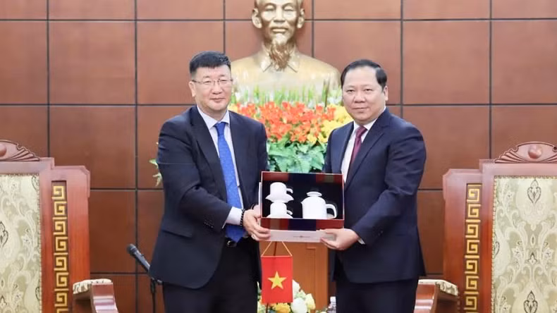 Ambassador Jigjee Sereejav presents a gift to Secretary of the Hoa Binh Provincial Party Committee Nguyen Phi Long.