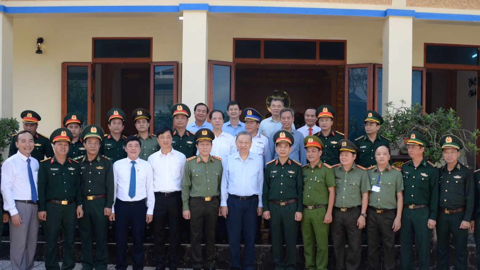 General Secretary and President To Lam and leaders of ministries, departments and branches with cadres and soldiers of Con Co Island District. General Secretary and President To Lam and leaders of ministries, departments and branches with cadres and soldiers of Con Co Island District.