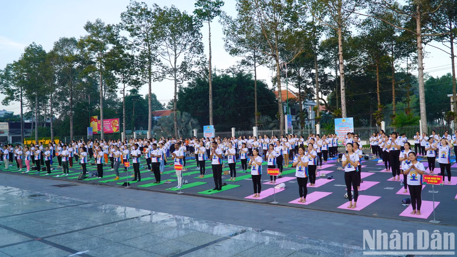 Officials, workers and many people in Cao Lanh City participate in Yoga performances. (Photo: Huu Nghia)