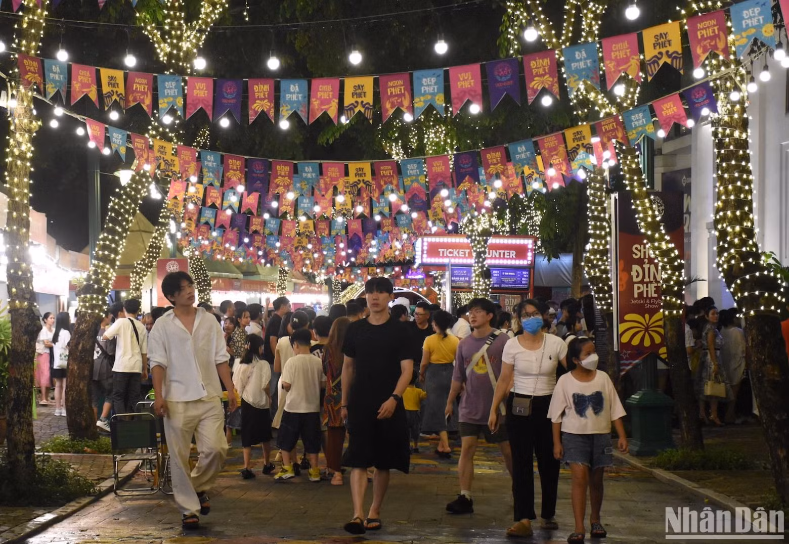 Numerous people and tourists flocked to DaNang to watch the show on the evening of June 28. (Photo: ANH DAO)