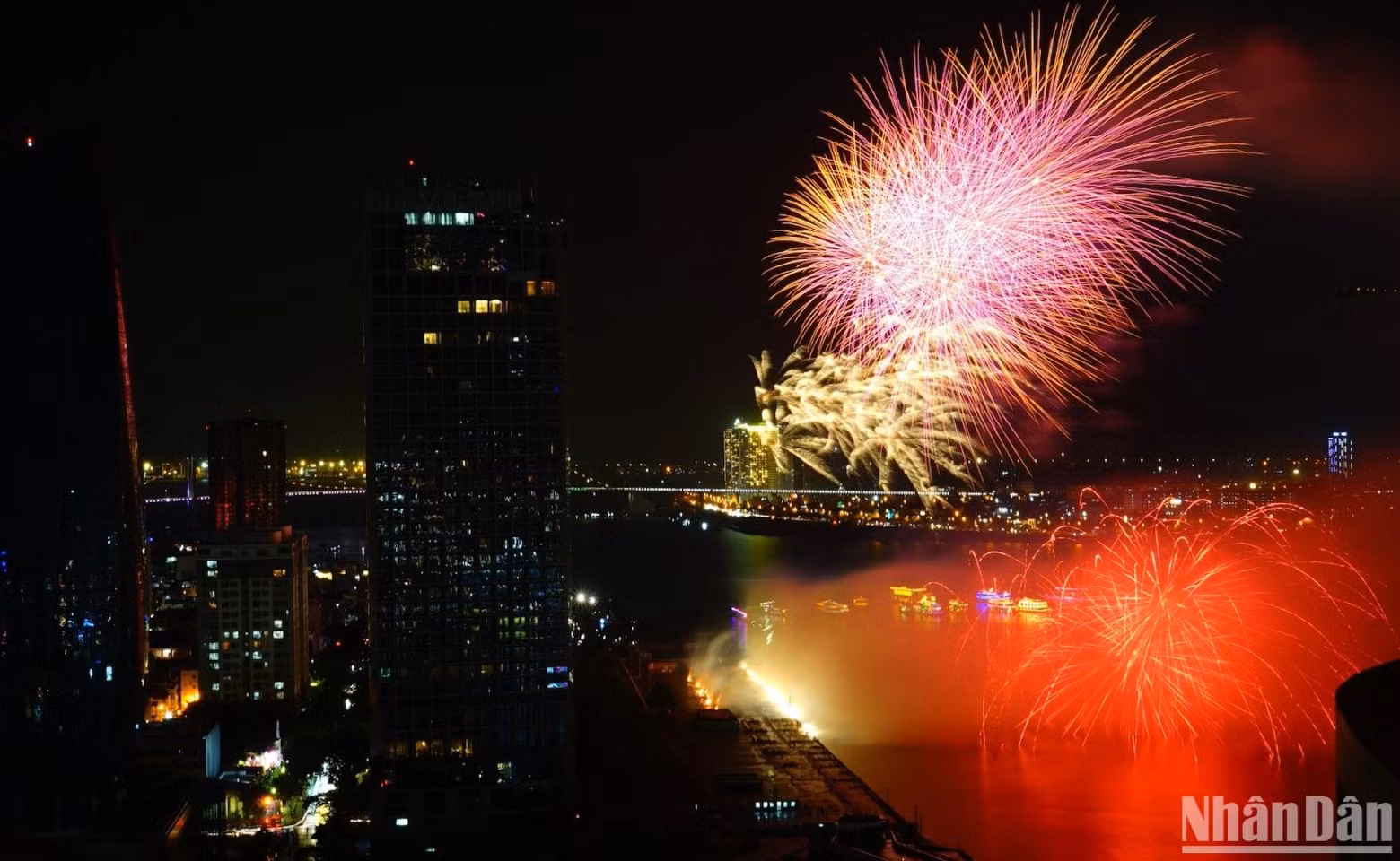The performance ended with the exciting song "All in" as the Polish team shared the overwhelming joy of returning to DIFF 2024 and Da Nang. The dreamlike fireworks served as an invitation for visitors to bring their loved ones and friends to this spectacular event.