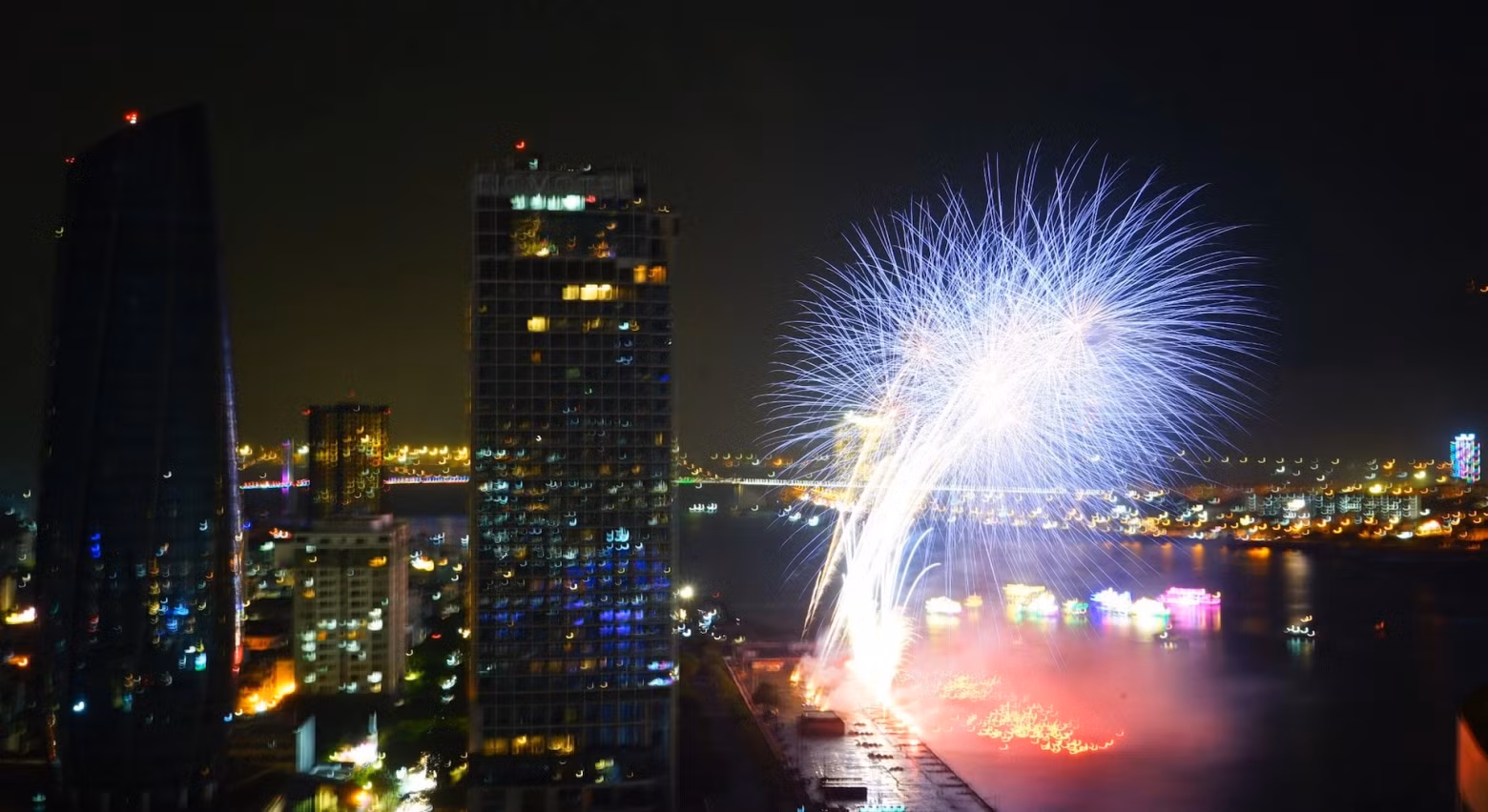 The story of Da Nang's landmark Dragon Bridge performed by the Dutch team with colourful fireworks.
