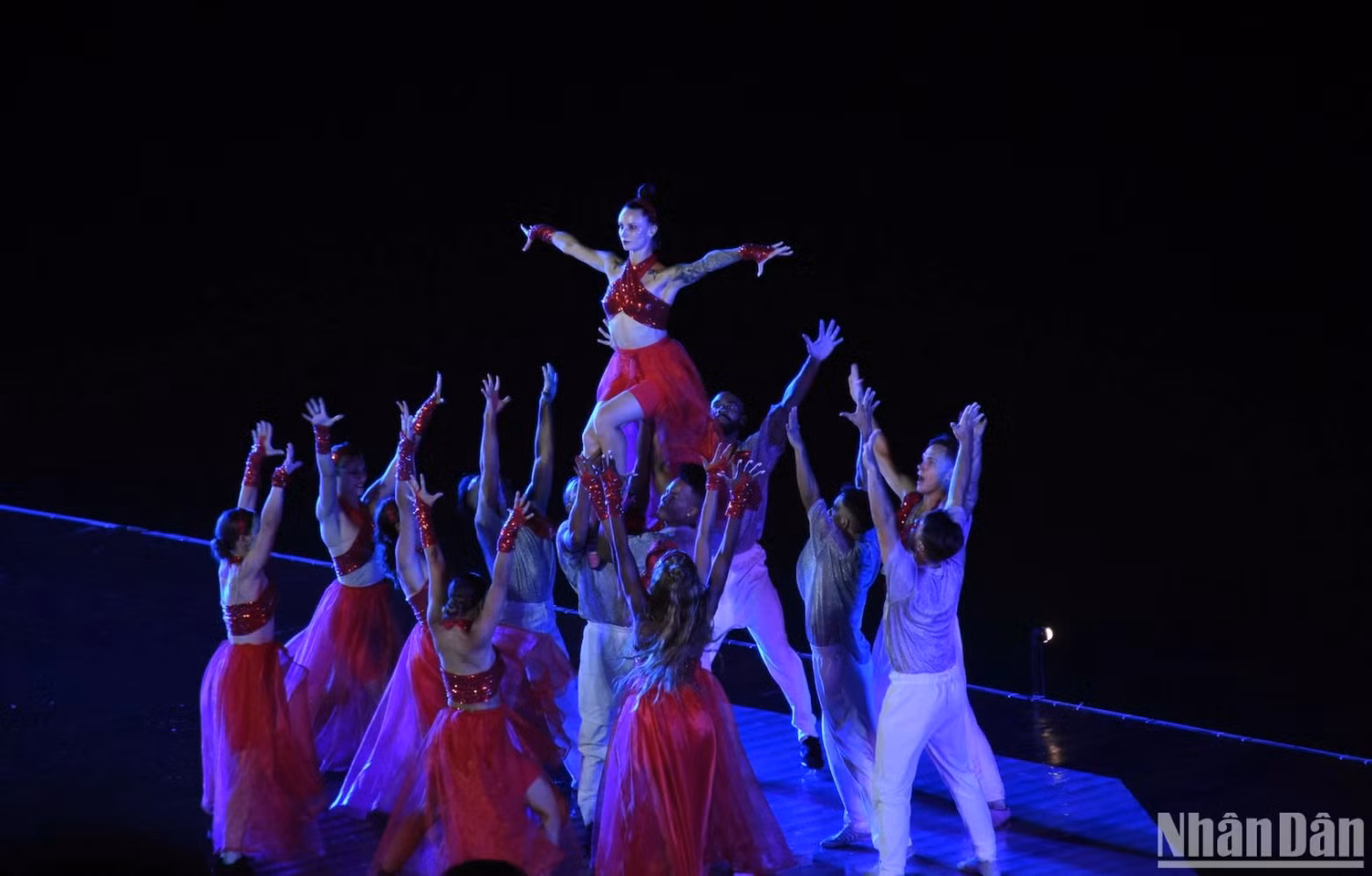 The space seems to freeze after each episode of the art show "Symphony of River - Symphony by the River". (Photo: ANH DAO)