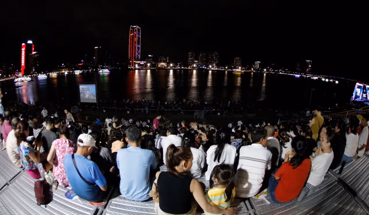 People and tourists go through many emotions of the beautiful fireworks displays on the Han River.