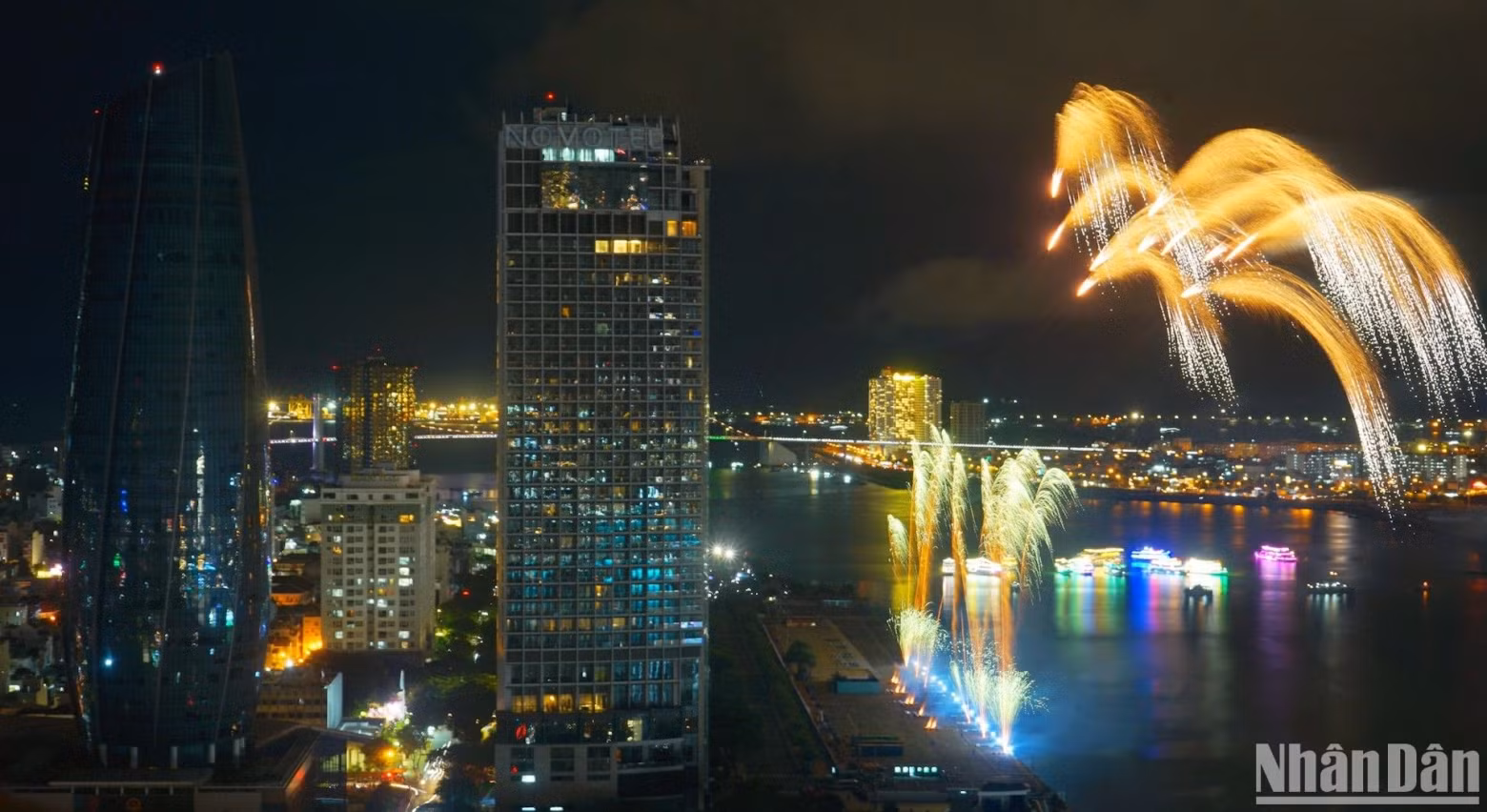 The classic melody "Pizzini - Seconda Parte" combined with artistic fireworks, creating many unforgettable moments on a romantic fireworks night.