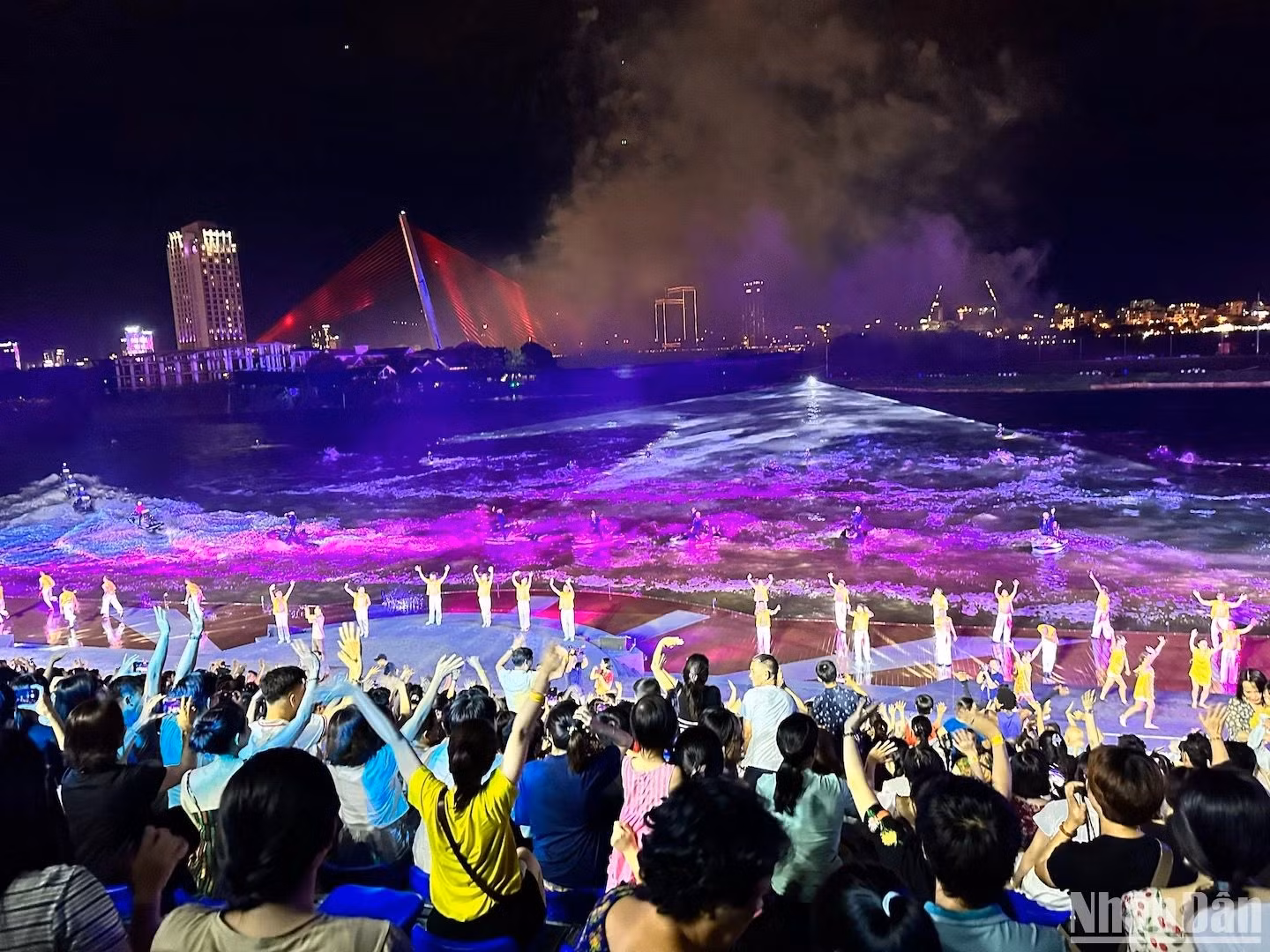 The audience cheered with excitement and sent their thanks to the artists, actors, and athletes, who brought a completely different night to Da Nang. (Photo: ANH DAO)