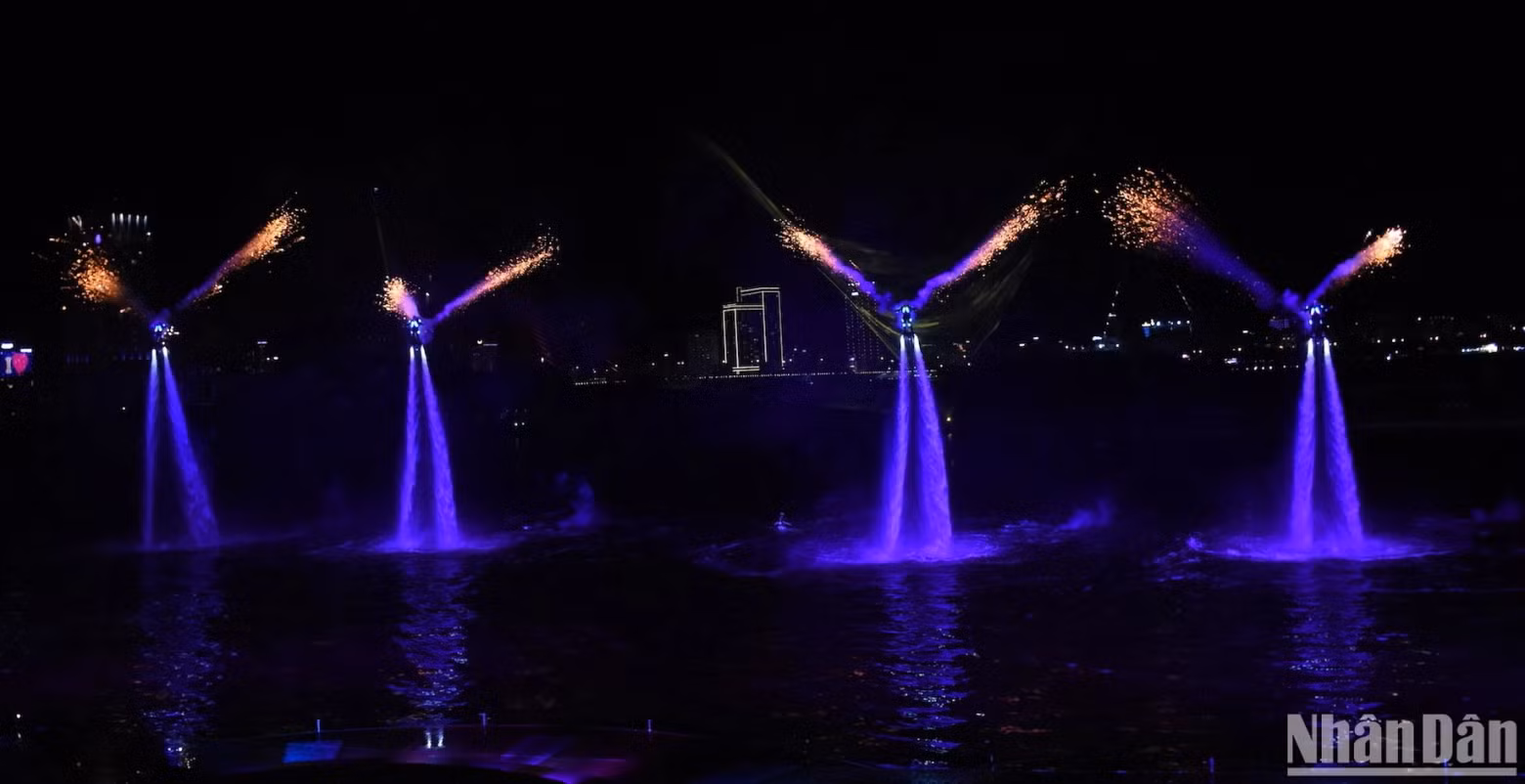 The special highlight that makes the show's impression and personality are the skilful dances in the air and on the water, of more than 20 world Jetski and Flyboards champion athletes from H2O - a famous manufacturer who once participated in Hollywood blockbusters such as James Bond and Mission Impossible. (Photo: ANH DAO)