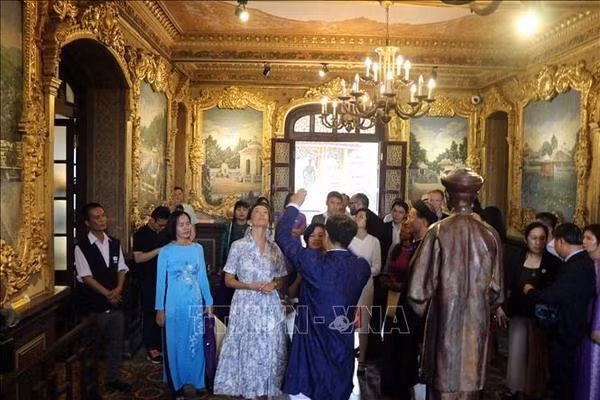 UNESCO Director-General Audrey Azoulay visits An Dinh Palace. (Photo: VNA) UNESCO Director-General Audrey Azoulay visits An Dinh Palace. (Photo: VNA)