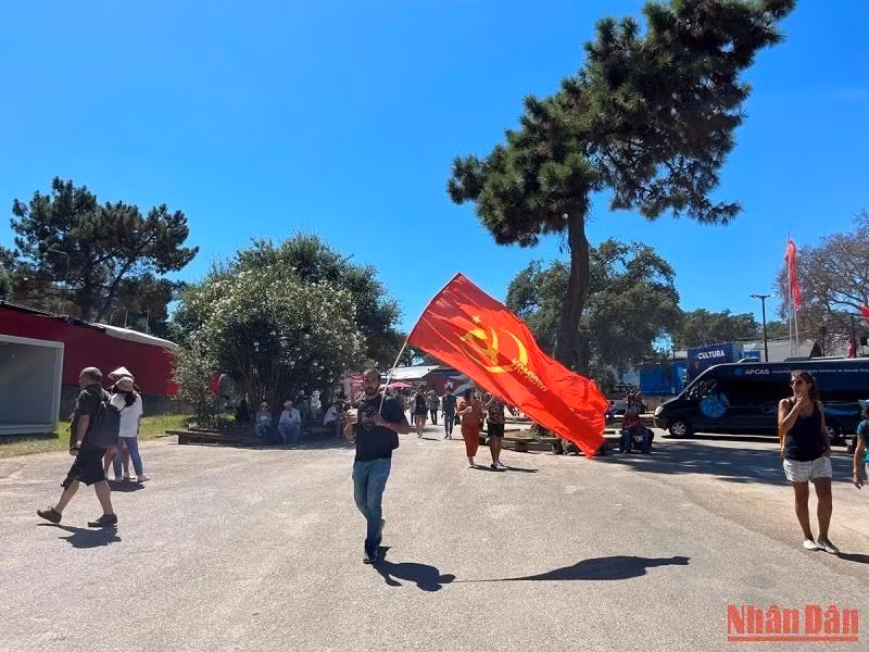 The Avante Press Festival is a cultural and entertainment as well as an opportunity for locals to express their support for the Portuguese Communist Party.