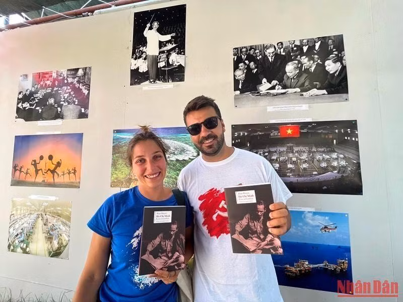 Two young members of the PCP, Jose Constante and Carla Cerqueira, were delighted to be presented with historian Alain Ruscio's book on President Ho Chi Minh, to learn more about the great leader of the Vietnamese people.