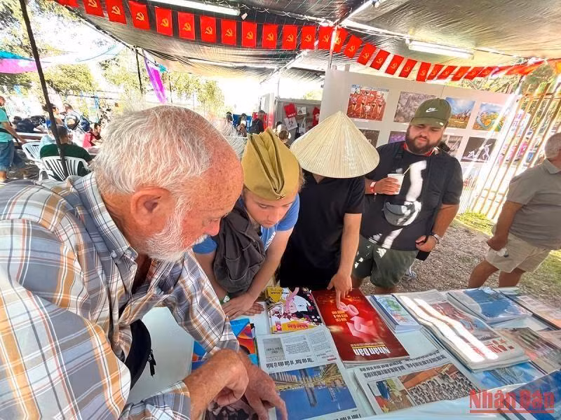 Antonia, who has participated in the movement to support Vietnam since the 1960s, is very interested in Vietnam. He is aware that Nhan Dan Newspaper is the voice of the Party, State and people of Vietnam. According to him, the publications of Nhan Dan Newspaper are very attractive in terms of presentation.