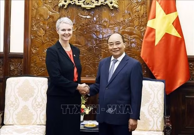 Norwegian Ambassador Hilde Solbakken (L) (Photo: VNA)