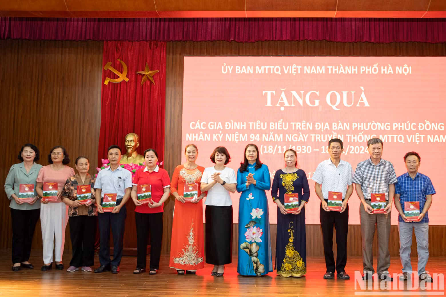 Dang Thi Phuong Hoa, Vice President of the Vietnam Fatherland Front Committee of Hanoi City, presents gifts to households.