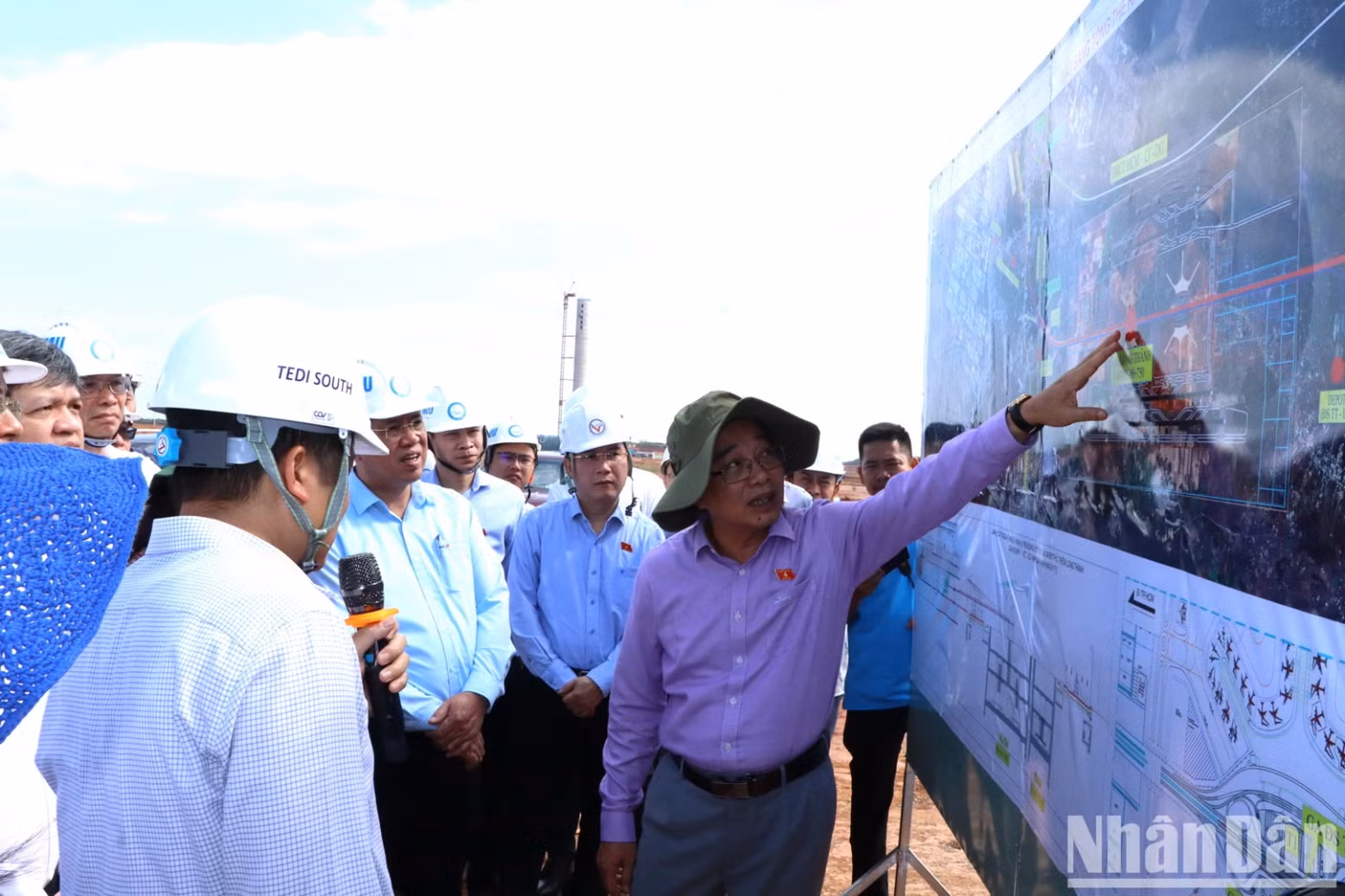 The Deputy Chairman of the National Assembly's Economic Committee, Nguyen Minh Son, and the working group survey the location of the elevated railway station located at Long Thanh Airport. The Deputy Chairman of the National Assembly's Economic Committee, Nguyen Minh Son, and the working group survey the location of the elevated railway station located at Long Thanh Airport.