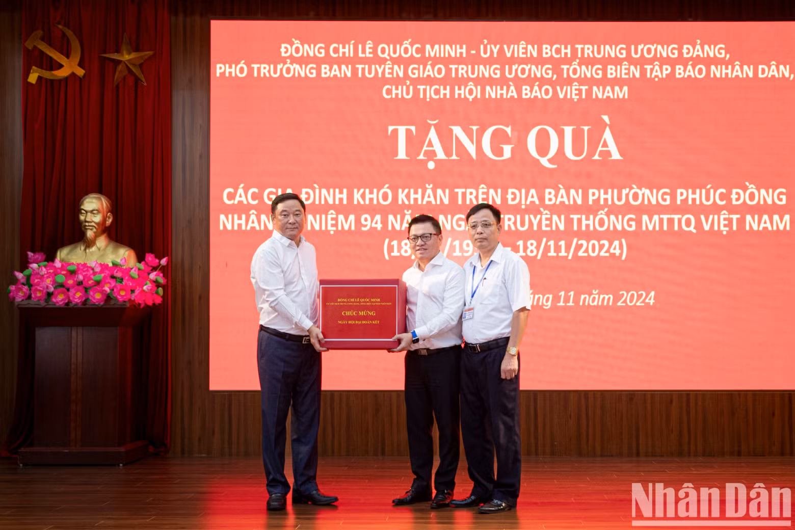 Le Quoc Minh presents gifts to Phuc Dong Ward, Long Bien District, on the occasion of the 94th anniversary of the Traditional Day of the Vietnam Fatherland Front.