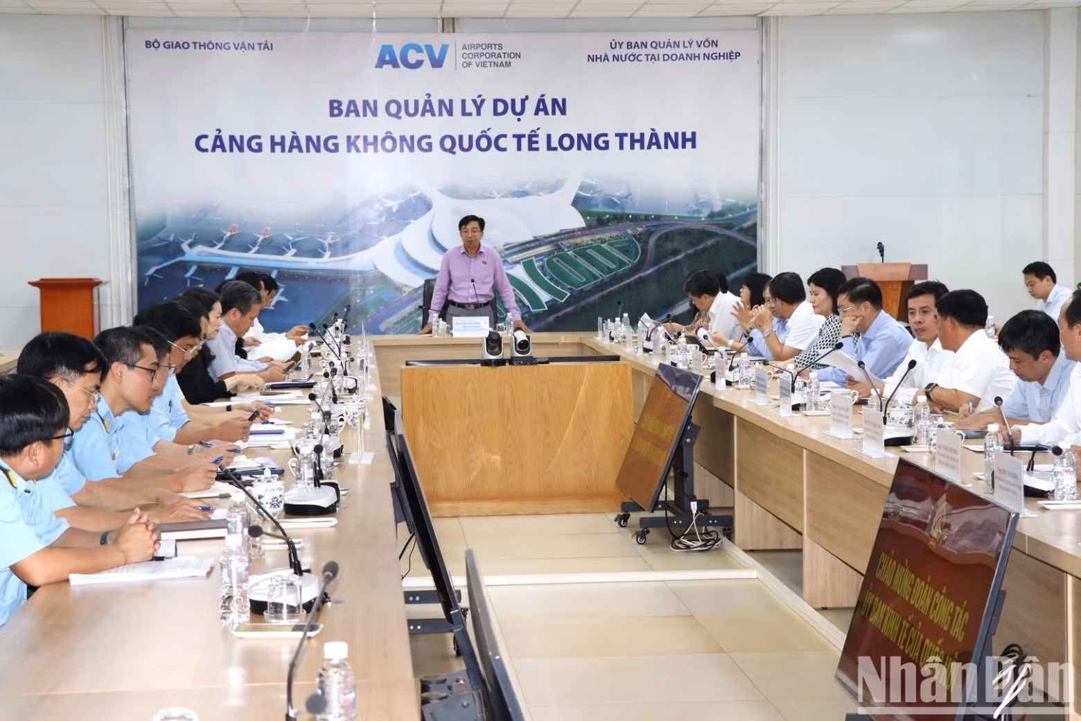 Overview of the working session of the NA's Economic Committee delegation with the ACV and the Dong Nai People's Committee at the Long Thanh Airport Project Management Board. Overview of the working session of the NA's Economic Committee delegation with the ACV and the Dong Nai People's Committee at the Long Thanh Airport Project Management Board.