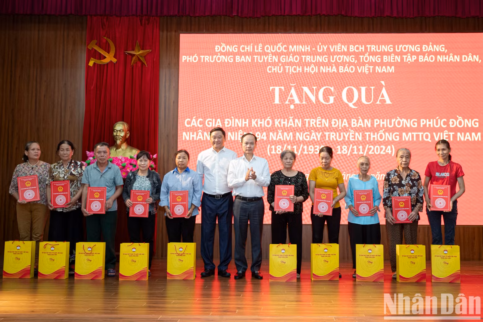 Representatives of leaders of Phuc Dong Ward, Long Bien District, present gifts to disadvantaged and near-poor households in the area.