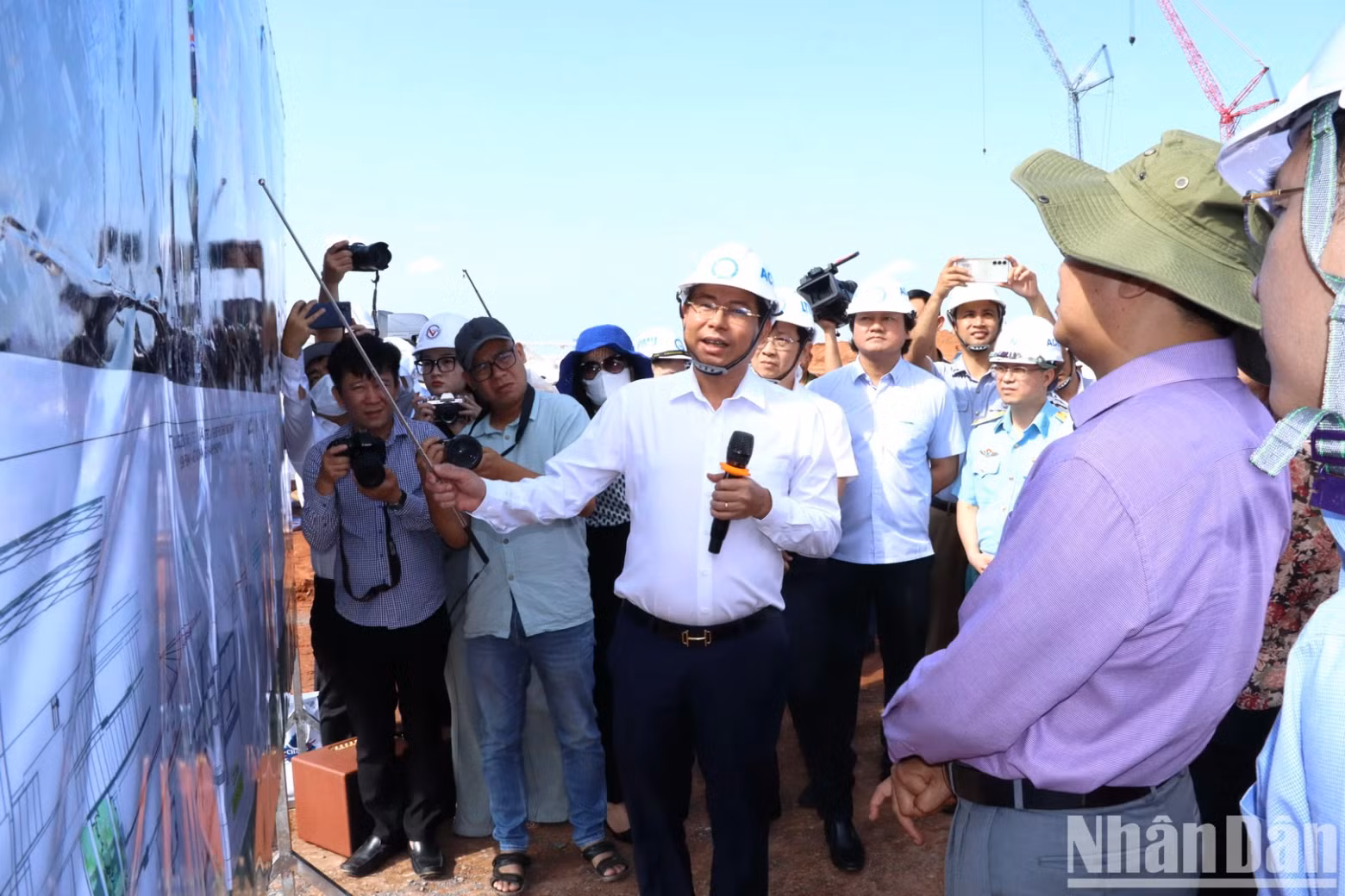 The ACV leaders report on the location of the high-speed railway station at Long Thanh Airport. The ACV leaders report on the location of the high-speed railway station at Long Thanh Airport.