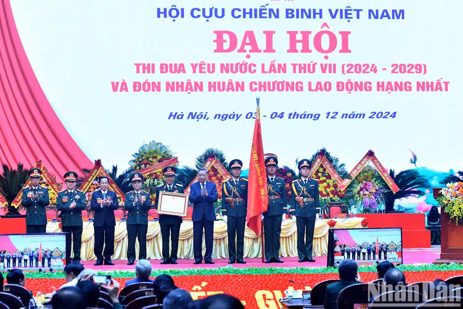 Party General Secretary To Lam (fourth, R) presents the first-class Labour Order to the VWVA in recognition of its great contributions to the country's socio-economic development. (Photo: NDO)