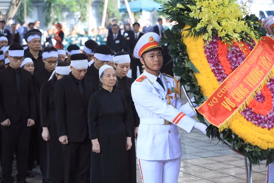The family and relatives, including the wife, children, grandchildren, and great-grandchildren, prepare to pay their respect to General Secretary Nguyen Phu Trong. (Photo: VNA)
